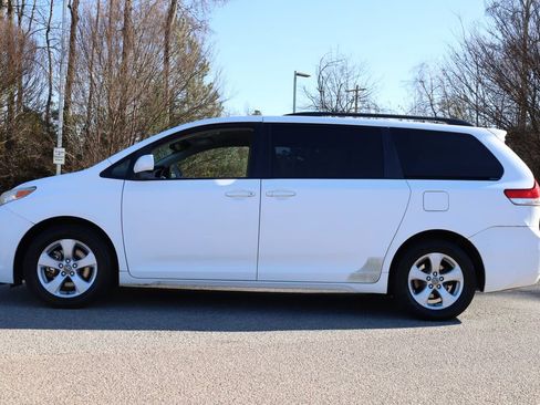 Used 2011 Toyota Sienna LE image 3