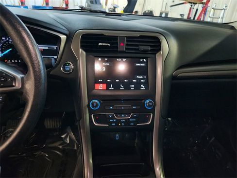 Used 2018 Ford Fusion SE w/ Fusion SE Technology Package image 14