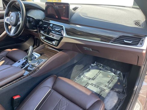 Used 2022 BMW 530e xDrive w/ M Sport Package image 26