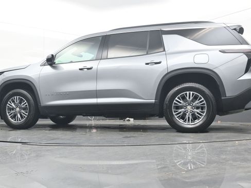 Used 2025 Chevrolet Traverse LT image 15