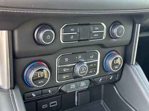 Used 2024 Chevrolet Suburban Z71 w/ Luxury Package image 28