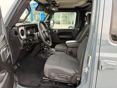 Used 2024 Jeep Wrangler Unlimited image 13