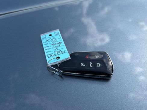 Used 2025 Volkswagen Tiguan SE AWD/4WD image 12
