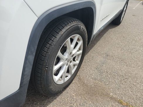 Used 2015 Jeep Cherokee Latitude FWD image 6