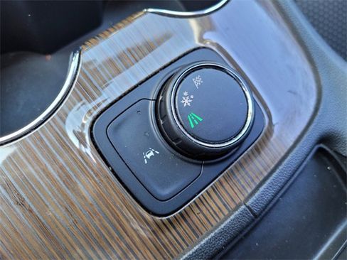 Used 2022 GMC Acadia SLE image 21