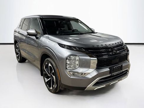 Used 2023 Mitsubishi Outlander SE image 1