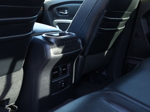 Used 2017 Nissan Titan SL image 10