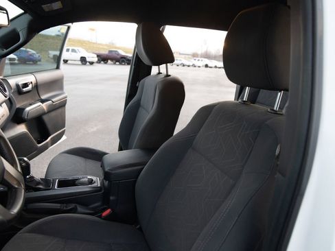 Used 2017 Toyota Tacoma TRD Sport image 16