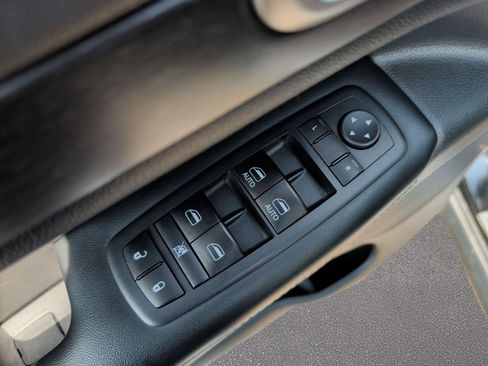 Used 2018 Jeep Grand Cherokee Laredo image 9