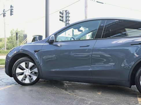 Used 2023 Tesla Model Y Long Range AWD/4WD image 13