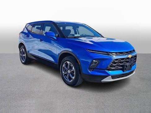 Used 2025 Chevrolet Blazer LT image 3