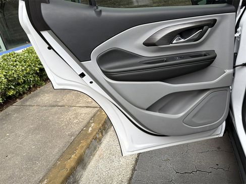 Used 2024 GMC Terrain SLE image 25