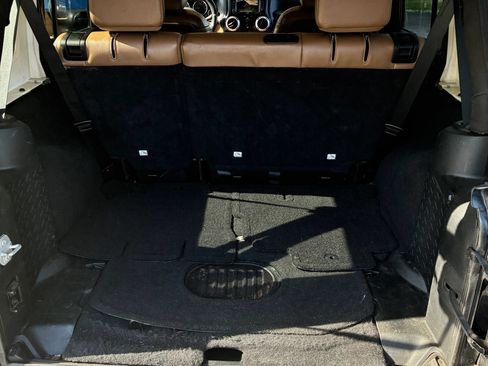 Used 2015 Jeep Wrangler Unlimited Sahara w/ Connectivity Group AWD/4WD image 14