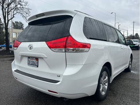 Used 2014 Toyota Sienna LE image 8