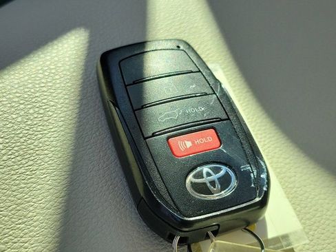 Used 2022 Toyota Corolla Cross XLE image 35