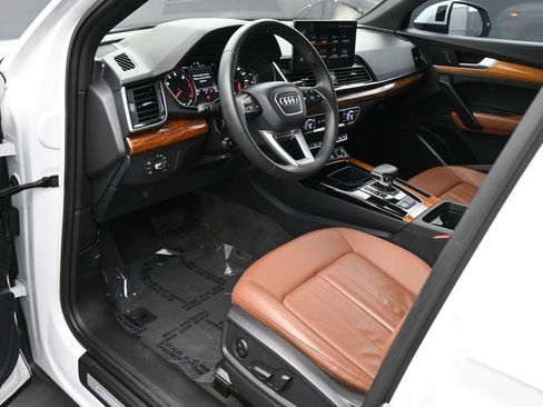 Used 2023 Audi Q5 2.0T Premium w/ Convenience Package AWD/4WD image 2