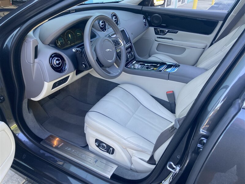 Used 2017 Jaguar XJ R-Sport RWD image 14