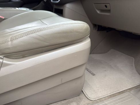 Used 2016 Chrysler Town & Country Touring image 25