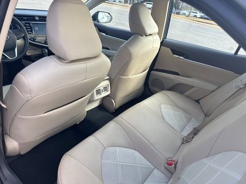 Used 2018 Toyota Camry XLE image 16