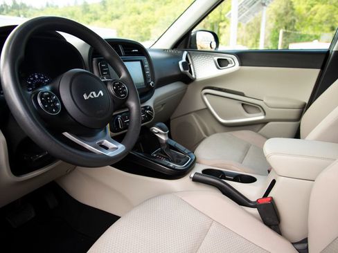 Used 2022 Kia Soul LX FWD image 10