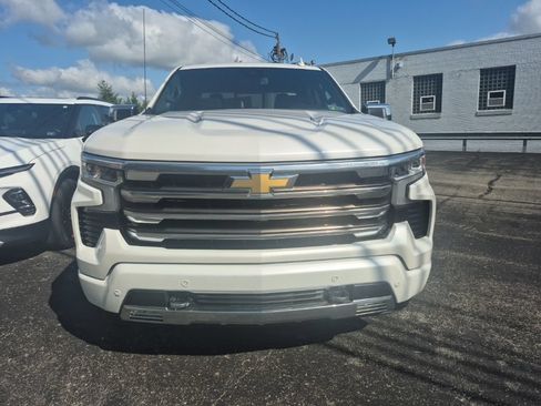 Used 2022 Chevrolet Silverado 1500 High Country w/ High Country Premium Package AWD/4WD image 2