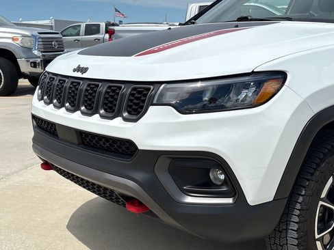 Used 2025 Jeep Compass Trailhawk AWD/4WD image 45