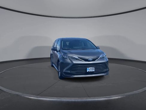 Used 2025 Toyota Sienna LE FWD image 4