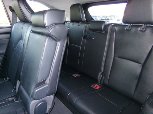 Used 2021 Toyota Highlander XLE image 18