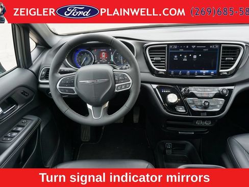 Used 2025 Chrysler Pacifica Select FWD image 15