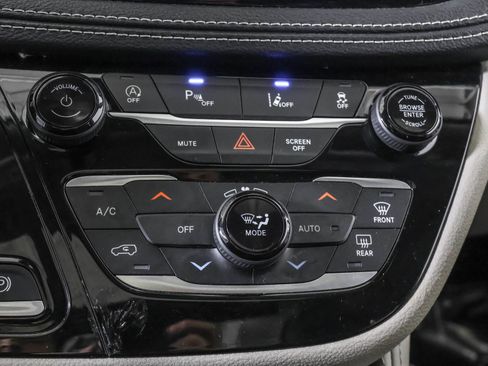 Used 2023 Chrysler Pacifica Limited image 31