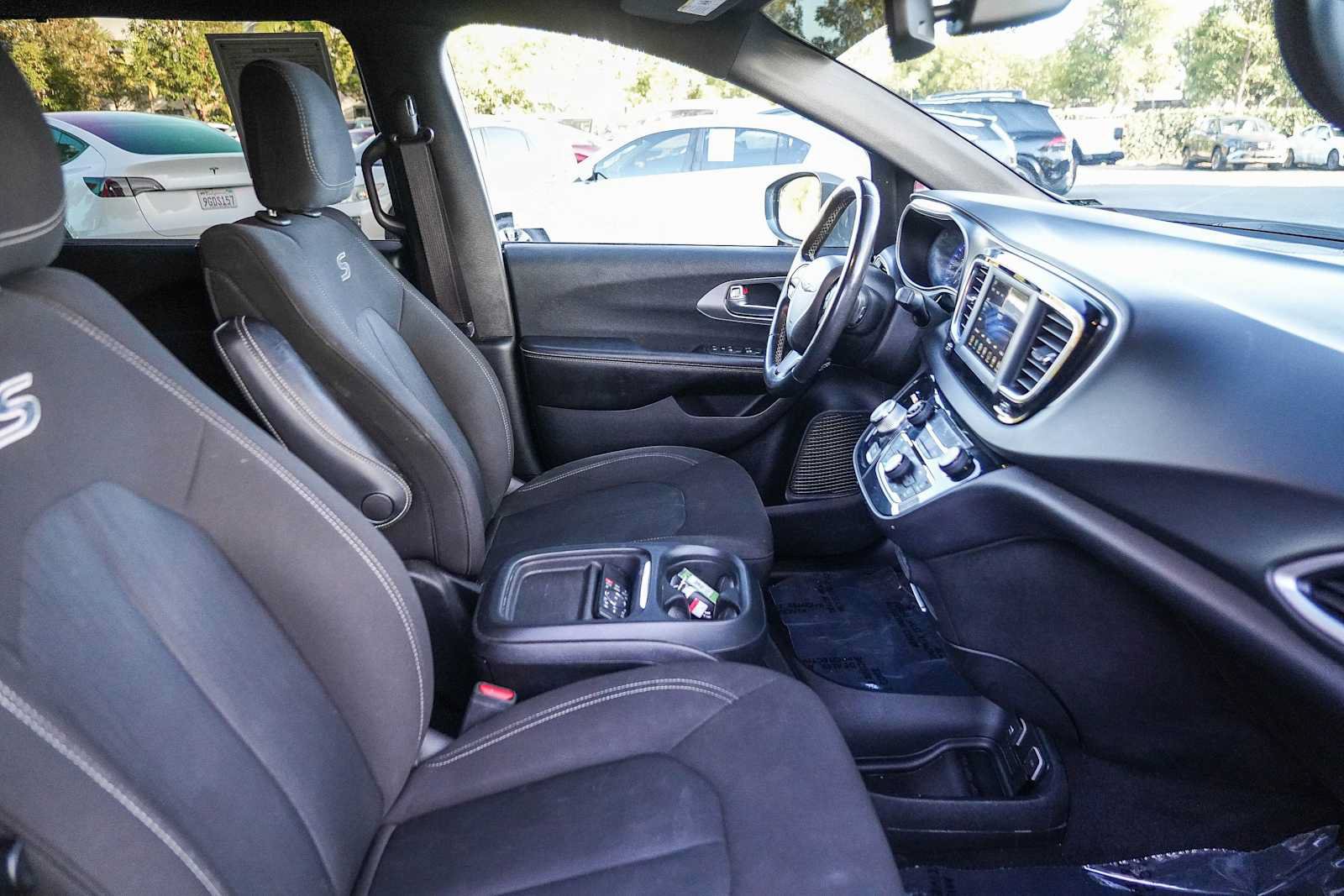 Used 2020 Chrysler Pacifica Touring w/ S Appearance Package FWD image 16