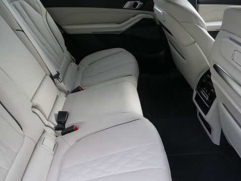 Used 2023 BMW X7 xDrive40i w/ M Sport Package AWD/4WD image 34