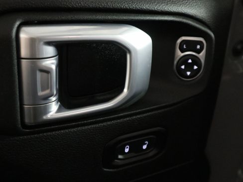 Used 2021 Jeep Wrangler Unlimited Sahara w/ Cold Weather Group AWD/4WD image 34