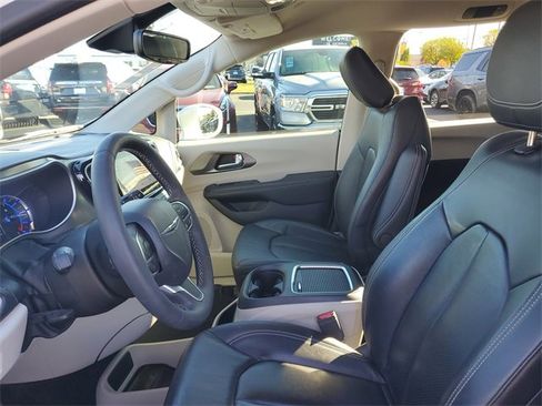 Used 2022 Chrysler Pacifica Touring-L image 19