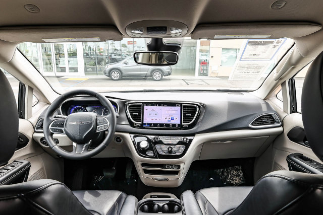 Used 2024 Chrysler Pacifica Touring-L FWD image 13