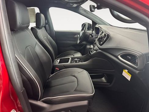 Used 2027 Chrysler Pacifica Limited FWD image 4