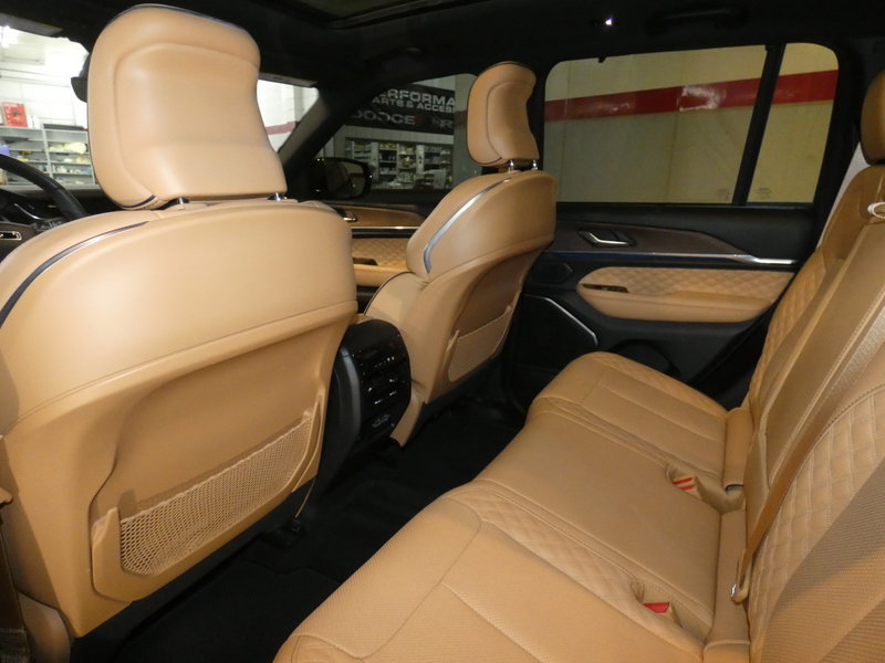 Used 2024 Jeep Grand Cherokee Summit w/ Luxury Tech Group V AWD/4WD image 28