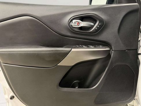 Used 2019 Jeep Cherokee Overland w/ Technology Group AWD/4WD image 16