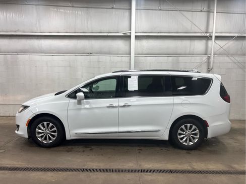 Used 2019 Chrysler Pacifica Touring-L image 4