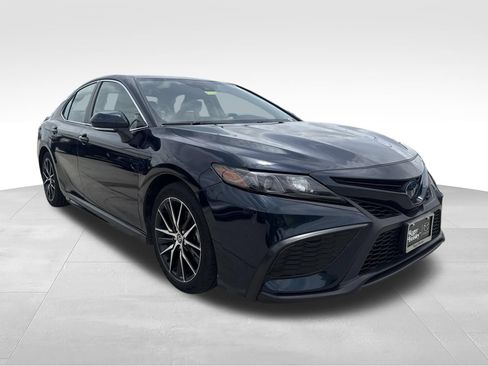 Used 2021 Toyota Camry SE w/ Cold Weather Package FWD image 3