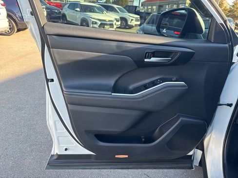 Used 2020 Toyota Highlander XLE image 12