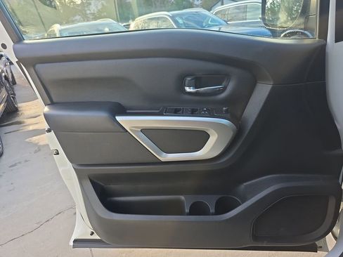 Used 2022 Nissan Titan SV image 29