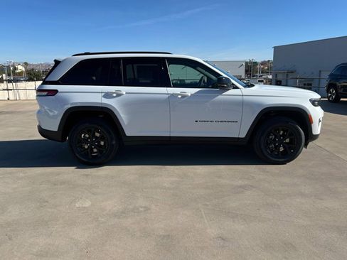 New 2025 Jeep Grand Cherokee 4WD image 6