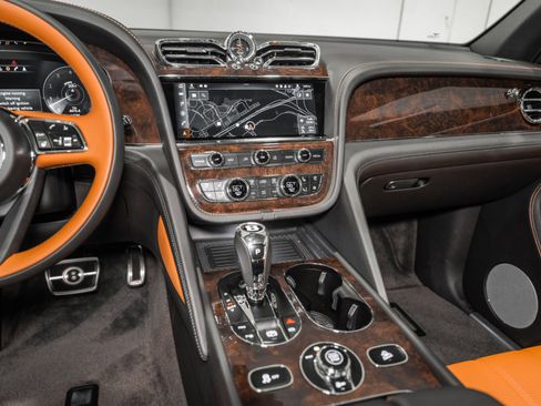 Used 2022 Bentley Bentayga AWD/4WD image 32