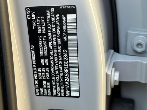 Used 2024 Porsche Macan AWD/4WD image 28