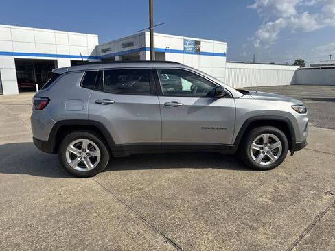 Used 2024 Jeep Compass Latitude image 6