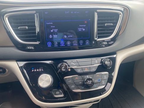 Used 2017 Chrysler Pacifica Touring-L Plus FWD image 13