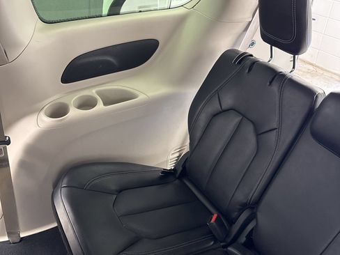Used 2023 Chrysler Pacifica Touring-L FWD image 34