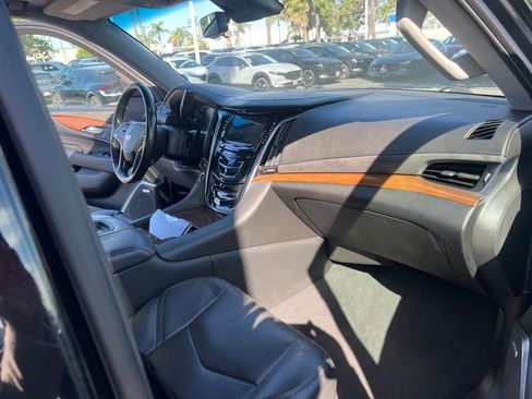 Used 2019 Cadillac Escalade ESV Luxury w/ Escalade Sport Edition AWD/4WD image 30