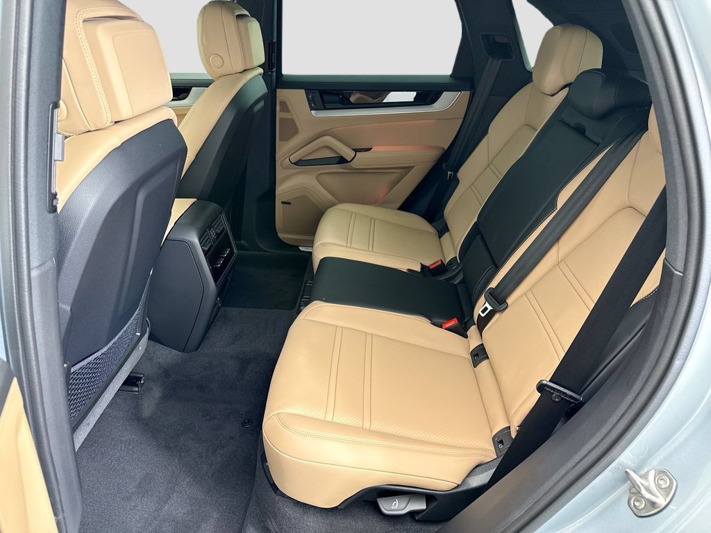 Used 2026 Porsche Cayenne AWD/4WD image 19